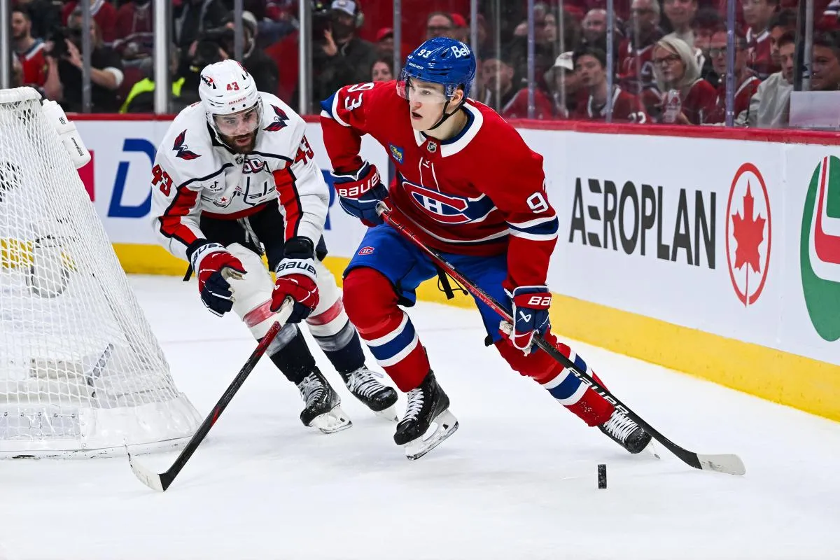 Le 27 avril 2025, &agrave; Montr&eacute;al, au Qu&eacute;bec, le joueur de droite des Canadiens de Montr&eacute;al, Ivan Demidov (93), joue la rondelle contre le joueur de droite des Capitals de Washington, Tom Wilson (43), lors du troisi&egrave;me tiers du match 4 du premier tour des s&eacute;ries &eacute;liminatoires de la Coupe Stanley 2025, au Centre Bell.