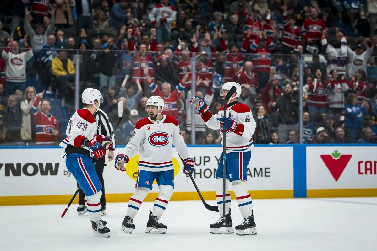 l'attaquant des Canadiens de Montr&eacute;al Ivan Demidov (93) et les d&eacute;fenseurs Alexandre Carrier (45) et Mike Matheson (8) c&eacute;l&egrave;brent le but de Demidov contre les Canucks de Vancouver en troisi&egrave;me p&eacute;riode, &agrave; l'ar&eacute;na Rogers.