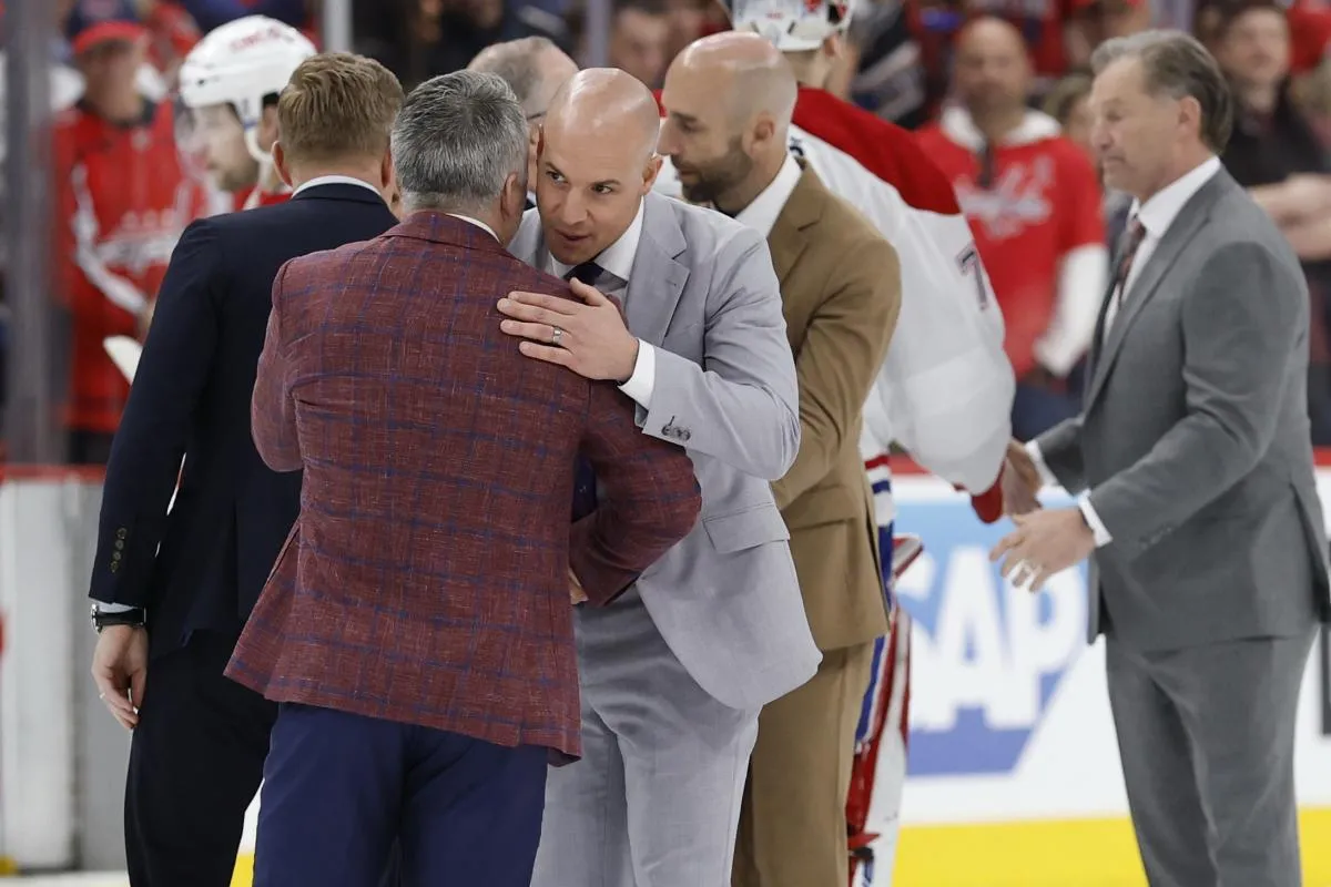 Le 30 avril 2025, &agrave; Washington, aux &Eacute;tats-Unis, l'entra&icirc;neur des Canadiens de Montr&eacute;al, Martin St. Louis (&agrave; gauche), serre la main de l'entra&icirc;neur des Capitals de Washington, Spencer Carbery (&agrave; droite), dans la ligne de poign&eacute;es de main, apr&egrave;s le cinqui&egrave;me match du premier tour des s&eacute;ries &eacute;liminatoires de la Coupe Stanley 2025, au Capital One Arena.