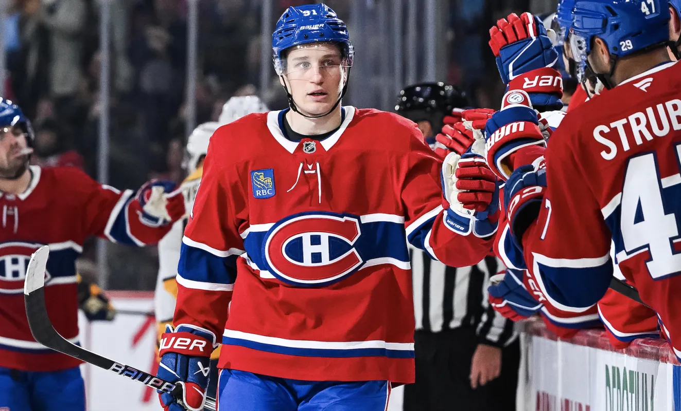 Le centre des Canadiens de Montr&eacute;al Oliver Kapanen (91) c&eacute;l&egrave;bre son but contre les Predators de Nashville avec ses co&eacute;quipiers sur le banc pendant la troisi&egrave;me p&eacute;riode au Centre Bell.