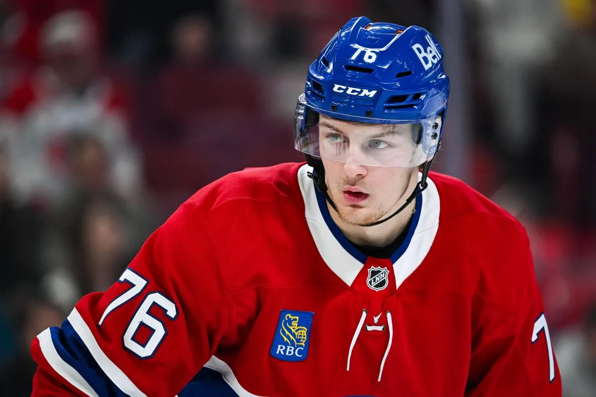 Le 12 janvier 2026, &agrave; Montr&eacute;al, au Qu&eacute;bec, le joueur de hockey sur glace Zachary Bolduc (76) des Canadiens de Montr&eacute;al regarde le match contre les Canucks de Vancouver au Centre Bell.