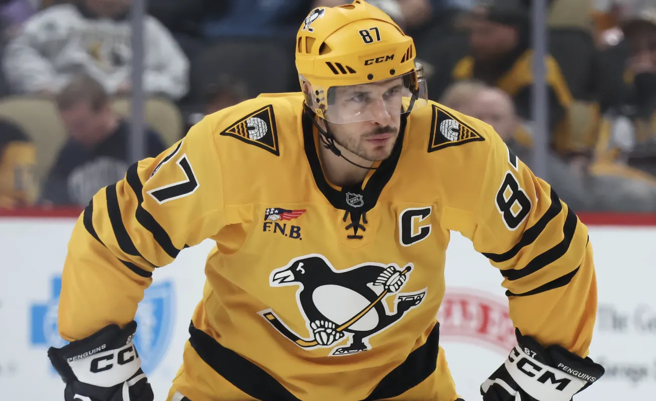 Sidney Crosby (87), centre des Penguins de Pittsburgh, attend le coup d'envoi contre les Devils du New Jersey lors de la troisi&egrave;me p&eacute;riode &agrave; la PPG Paints Arena.