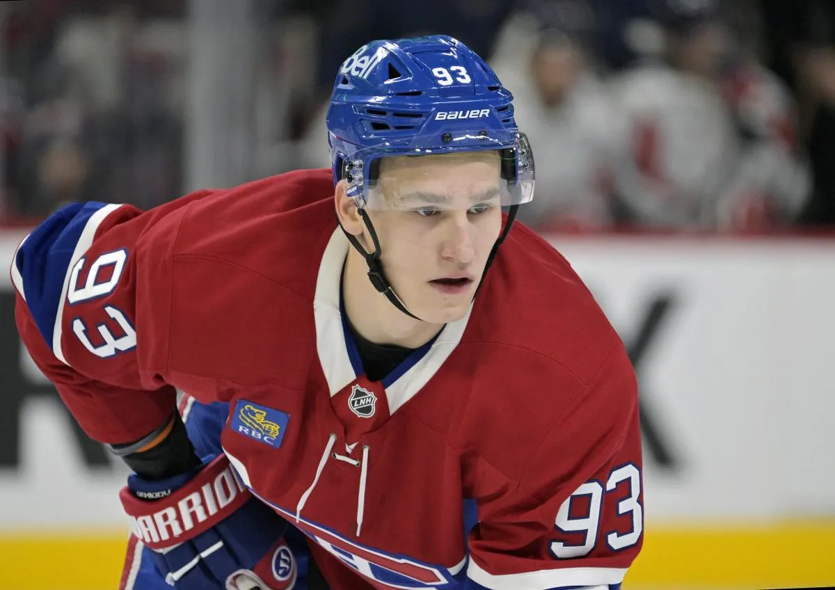 L'attaquant des Canadiens de Montr&eacute;al, Ivan Demidov (93), se pr&eacute;pare &agrave; une mise au jeu contre les Capitals de Washington durant la premi&egrave;re p&eacute;riode au Centre Bell.