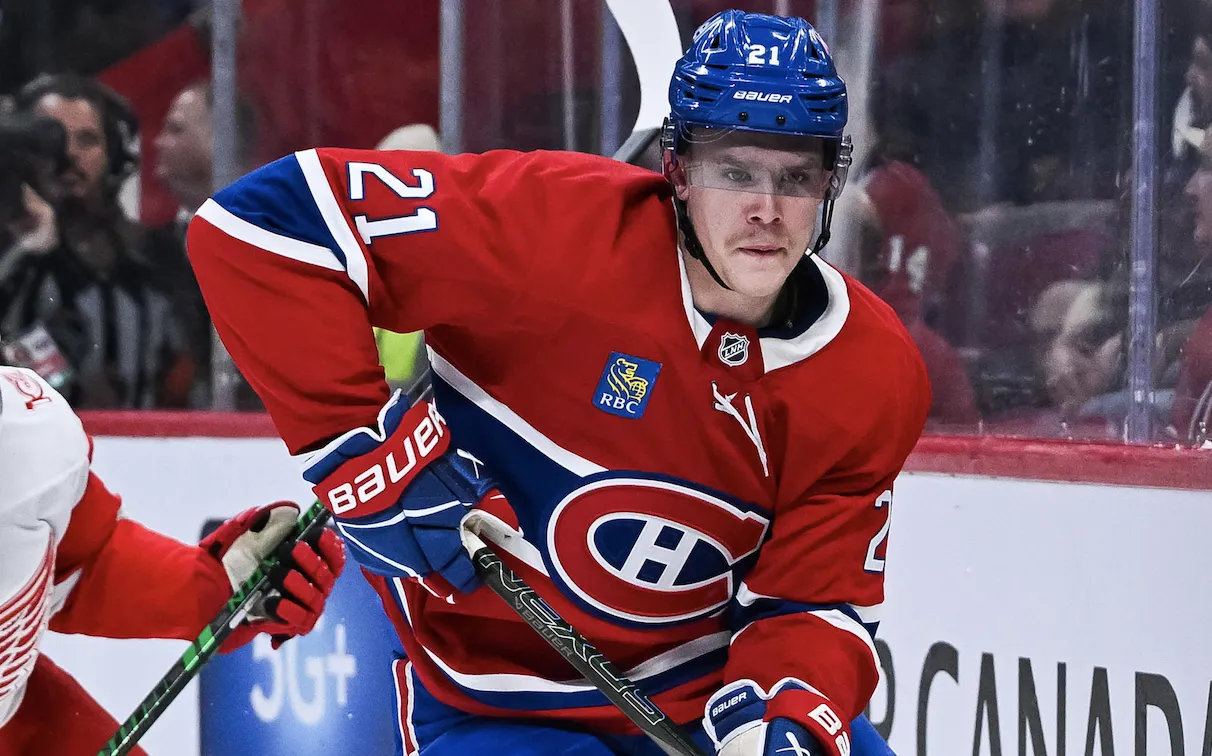 Le d&eacute;fenseur des Canadiens de Montr&eacute;al Kaiden Guhle (21) joue le palet contre l'ailier gauche des Red Wings de D&eacute;troit James van Riemsdyk (21) pendant la deuxi&egrave;me p&eacute;riode au Centre Bell.