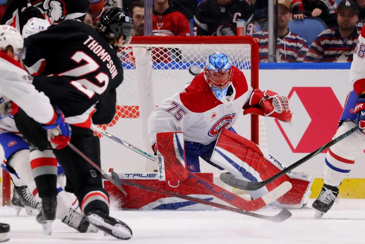 le centre des Sabres de Buffalo, Tage Thompson (72), tire au but sur le gardien des Canadiens de Montr&eacute;al, Jakub Dobes (75), durant la premi&egrave;re p&eacute;riode au KeyBank Center.