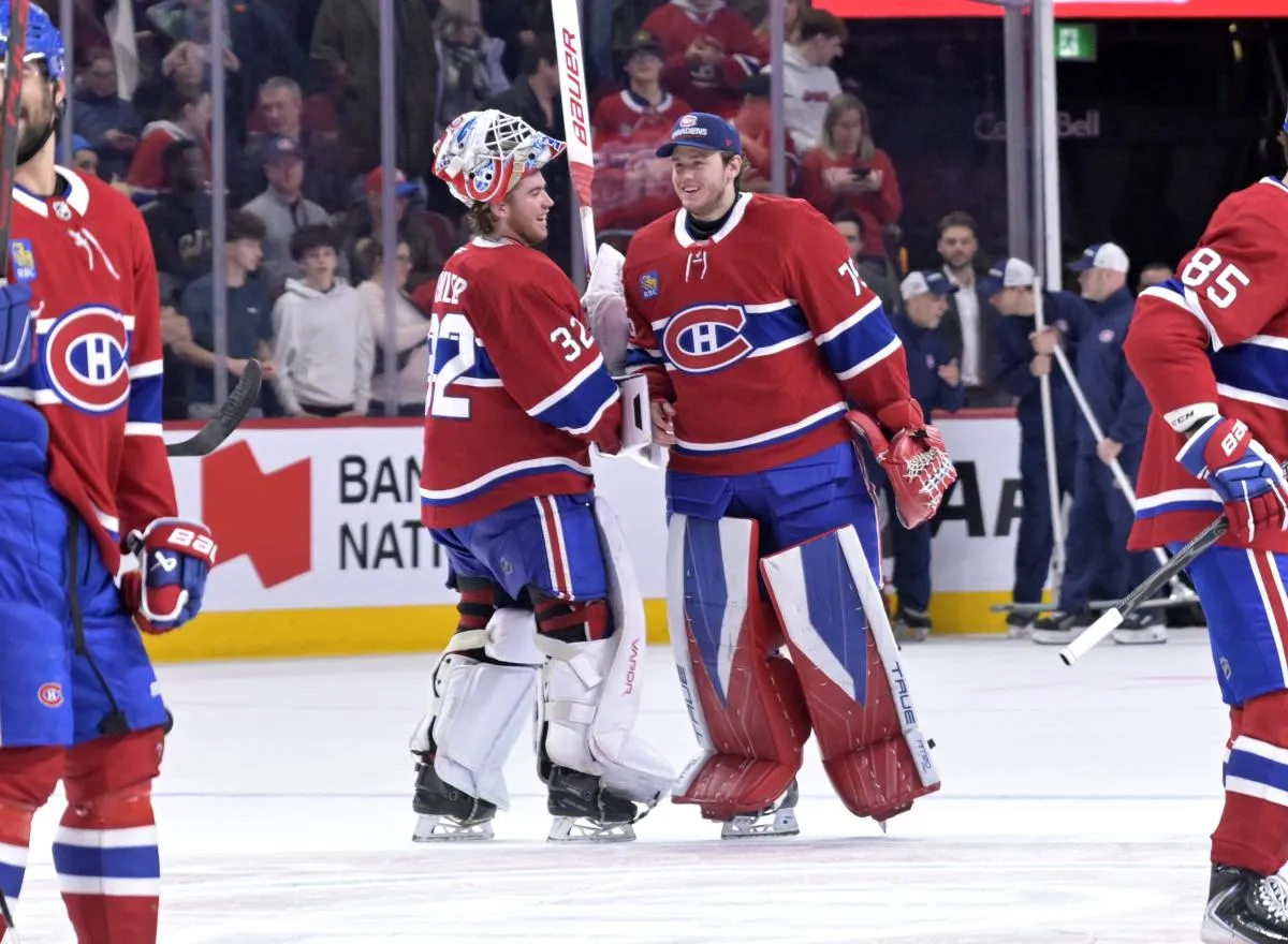 Les joueurs des Canadiens de Montr&eacute;al, dont les gardiens Jacob Fowler (32) et Jakub Dobes (75), c&eacute;l&egrave;brent la victoire contre les Flames de Calgary au Centre Bell.