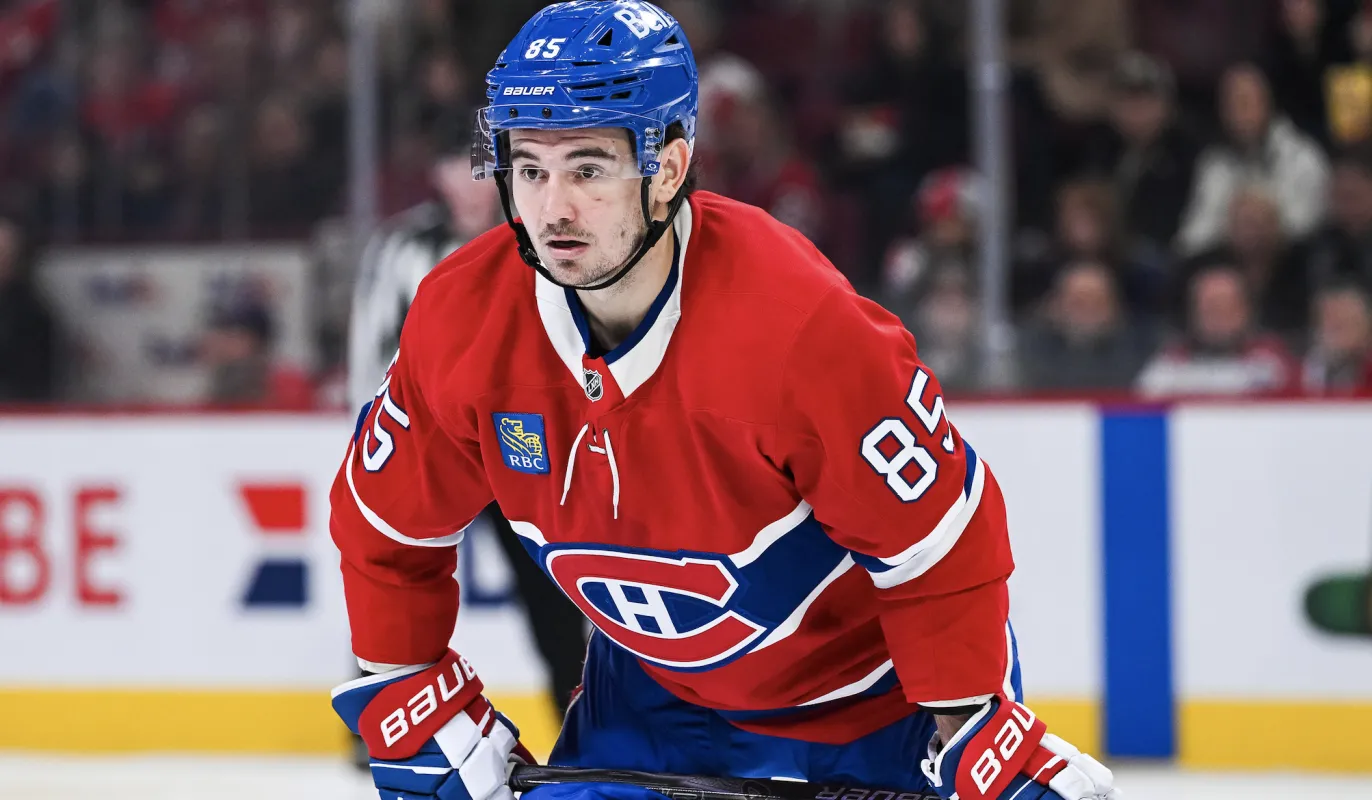 Alexandre Texier (85), ailier gauche des Canadiens de Montr&eacute;al, attend la mise au jeu contre les Red Wings de D&eacute;troit au cours de la troisi&egrave;me p&eacute;riode au Centre Bell.
