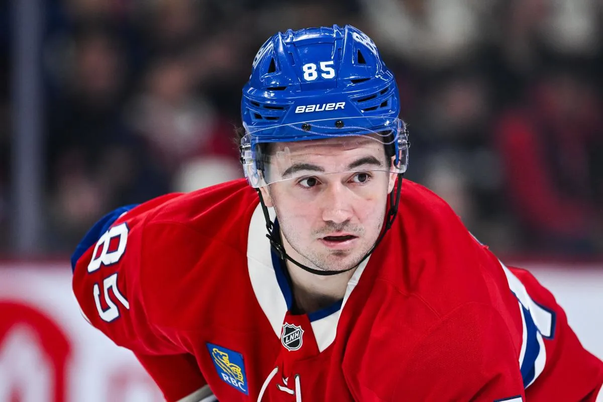 Alexandre Texier (85), ailier gauche des Canadiens de Montr&eacute;al, attend une mise au jeu contre les Canucks de Vancouver durant la deuxi&egrave;me p&eacute;riode au Centre Bell.