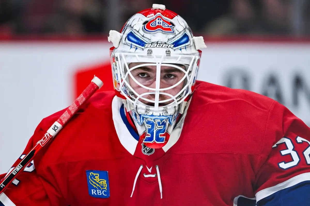 le gardien des Canadiens de Montr&eacute;al, Jacob Fowler (32), observe le jeu face aux Red Wings de Detroit durant la deuxi&egrave;me p&eacute;riode au Centre Bell.