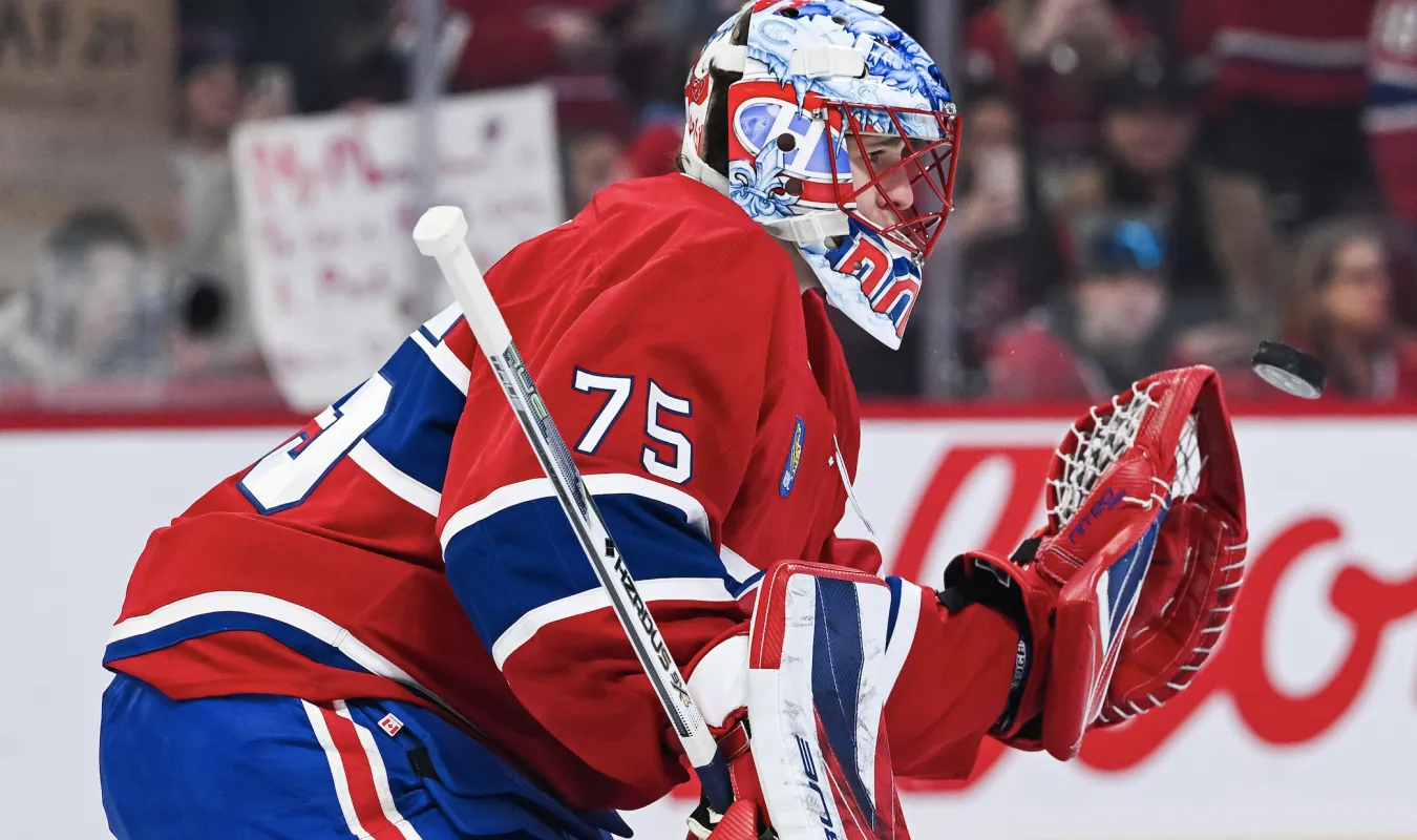 Le gardien de but des Canadiens de Montr&eacute;al, Jakub Dobes (75), effectue des arr&ecirc;ts pendant l'&eacute;chauffement avant le match contre les Canucks de Vancouver au Centre Bell.