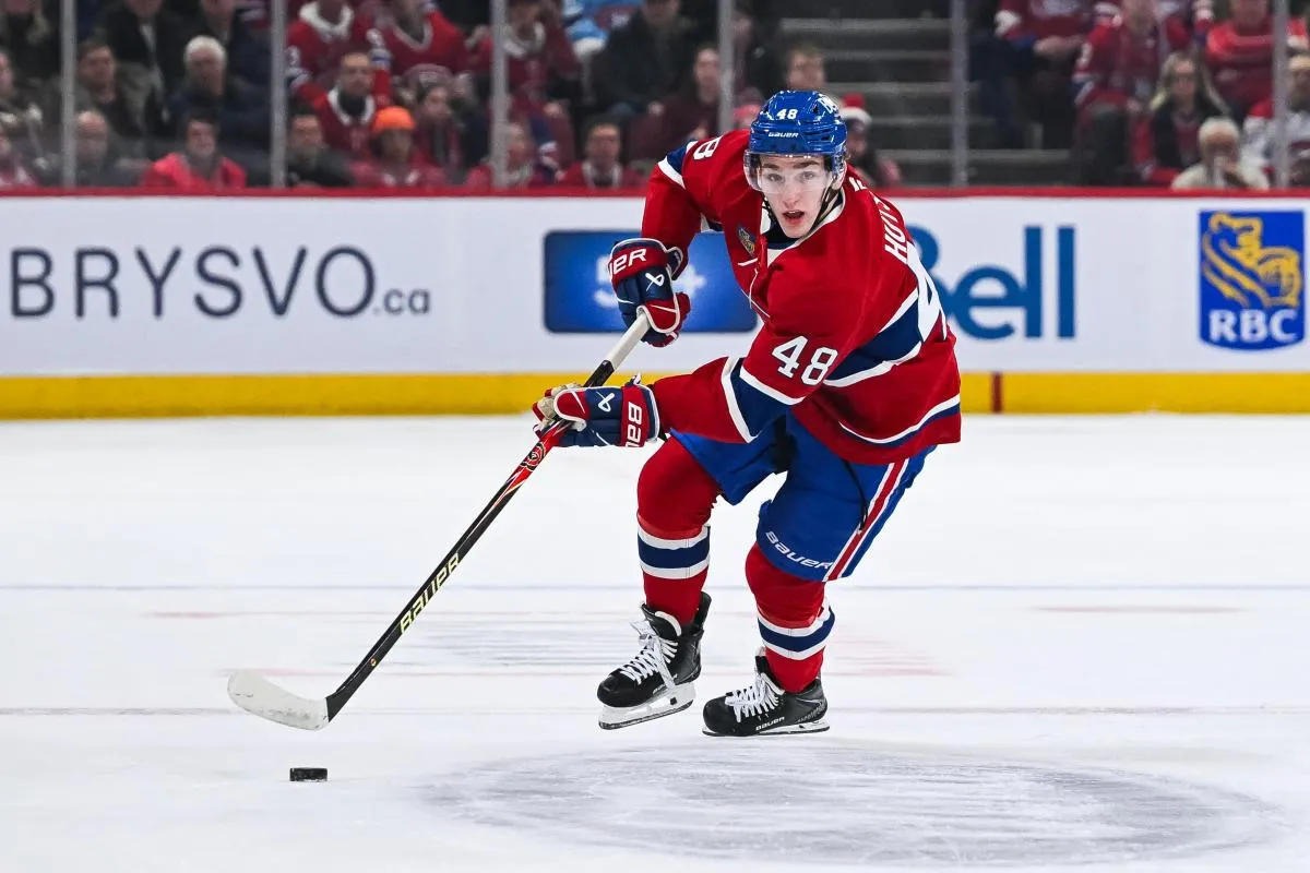 Le 10 janvier 2026, &agrave; Montr&eacute;al, au Qu&eacute;bec, le d&eacute;fenseur des Canadiens de Montr&eacute;al, Lane Hutson (48), joue le palet contre les Red Wings de D&eacute;troit lors du premier tiers-temps au Centre Bell.