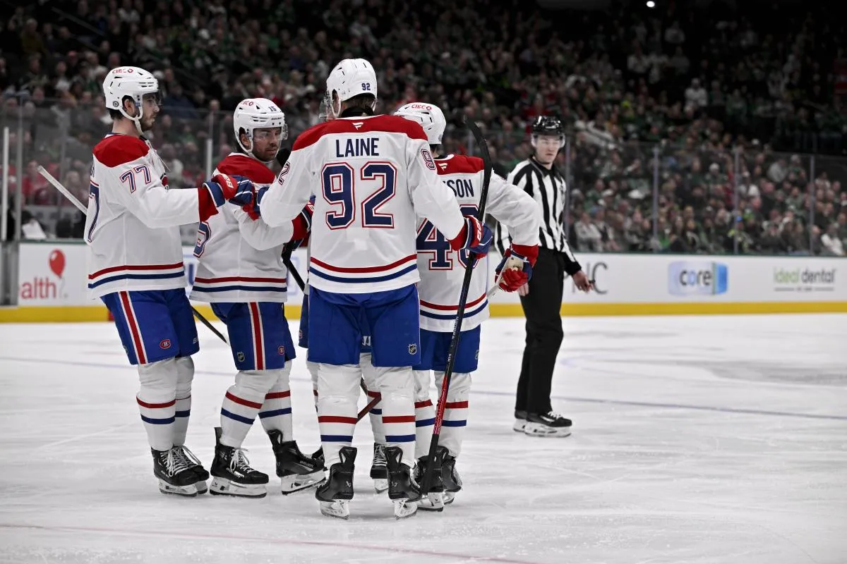 Le 16 janvier 2025, &agrave; Dallas, au Texas, aux &Eacute;tats-Unis, le centre Alex Newhook (15) et l'ailier gauche Patrik Laine (92), ainsi que le d&eacute;fenseur Lane Hutson (48) et le centre Kirby Dach (77), des Canadiens de Montr&eacute;al, c&eacute;l&egrave;brent un but marqu&eacute; par Newhook contre les Stars de Dallas, lors du troisi&egrave;me tiers-temps, &agrave; l'American Airlines Center.