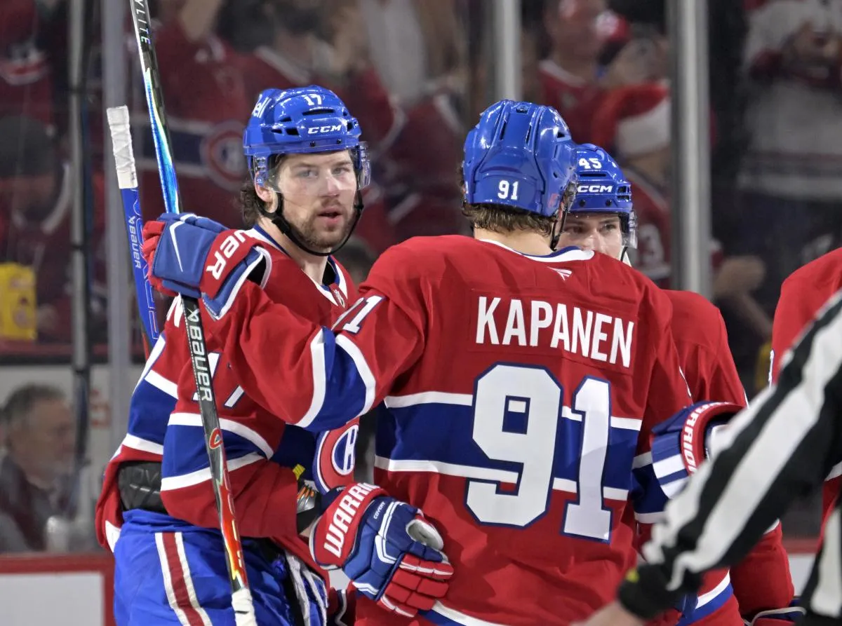 L'attaquant des Canadiens de Montr&eacute;al, Josh Anderson (17), c&eacute;l&egrave;bre avec ses co&eacute;quipiers apr&egrave;s avoir marqu&eacute; un but contre les Penguins de Pittsburgh en deuxi&egrave;me p&eacute;riode au Centre Bell.