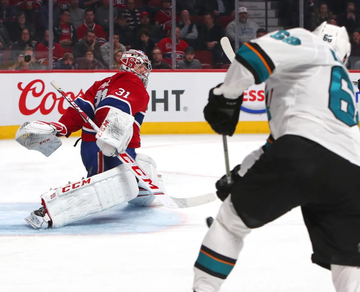 le centre des Sharks de San Jose, Melker Karlsson (68), tente un tir sur le gardien des Canadiens de Montr&eacute;al, Carey Price (31), lors du deuxi&egrave;me tiers-temps au Centre Bell.
