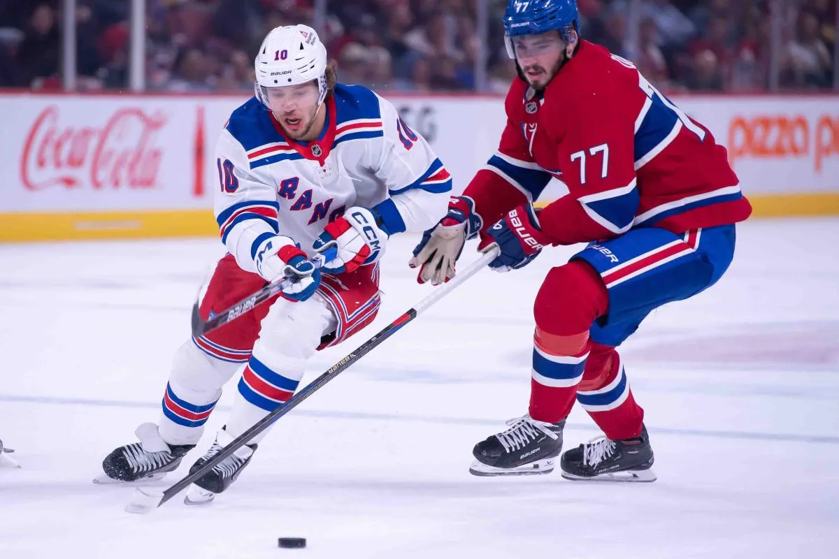 le joueur de gauche des New York Rangers, Artemi Panarin (10), se bat avec le centre des Montr&eacute;al Canadiens, Kirby Dach (77), en premi&egrave;re p&eacute;riode au Centre Bell.