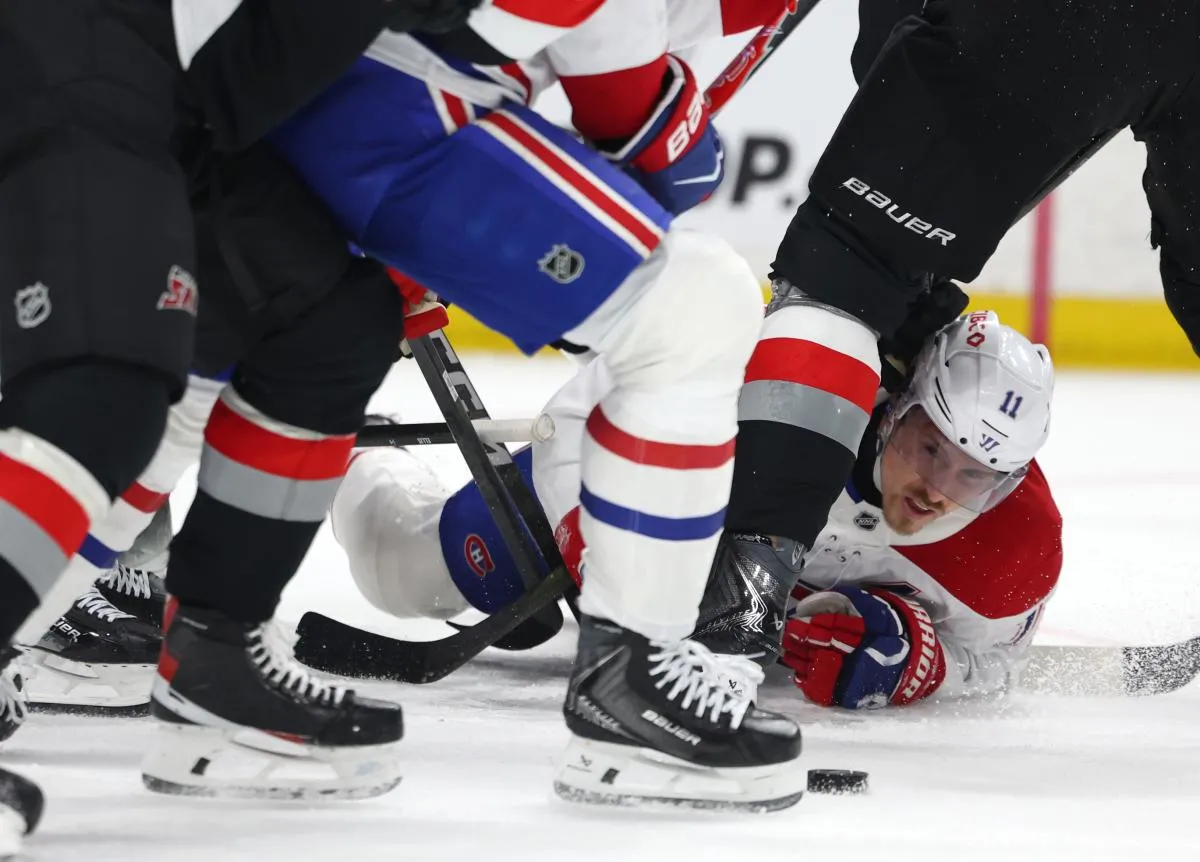 Le 15 janvier 2026, &agrave; Buffalo, dans l'&Eacute;tat de New York, aux &Eacute;tats-Unis, l'attaquant droit des Canadiens de Montr&eacute;al, Brendan Gallagher (11), chute et cherche la rondelle lors du troisi&egrave;me tiers contre les Canadiens de Montr&eacute;al au KeyBank Center.