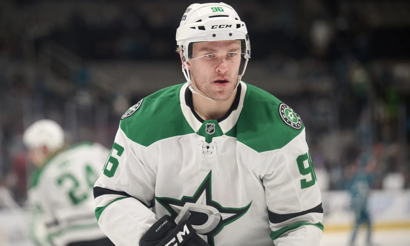 L'ailier droit des Dallas Stars, Mikko Rantanen (96), s'&eacute;chauffe avant le match contre les San Jose Sharks au SAP Center de San Jos&eacute;.