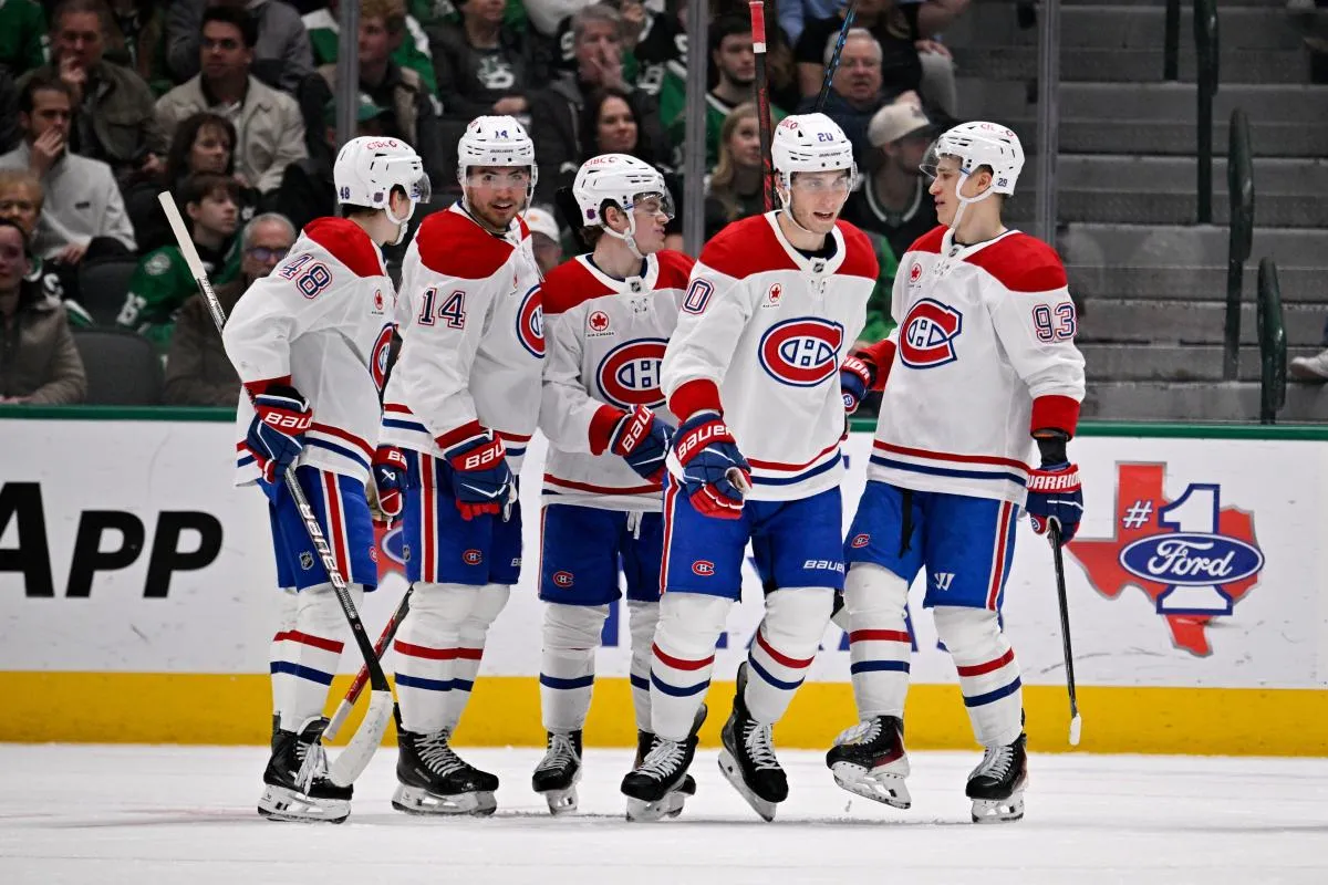 Le 4 janvier 2026, &agrave; Dallas, au Texas, aux &Eacute;tats-Unis, le d&eacute;fenseur des Canadiens de Montr&eacute;al, Lane Hutson (48), le centre Nick Suzuki (14), l'ailier droit Cole Caufield (13), l'ailier gauche Juraj Slafkovsky (20) et l'ailier droit Ivan Demidov (93) c&eacute;l&egrave;brent un but marqu&eacute; lors du match opposant les Stars aux Canadiens, &agrave; l'American Airlines Center.