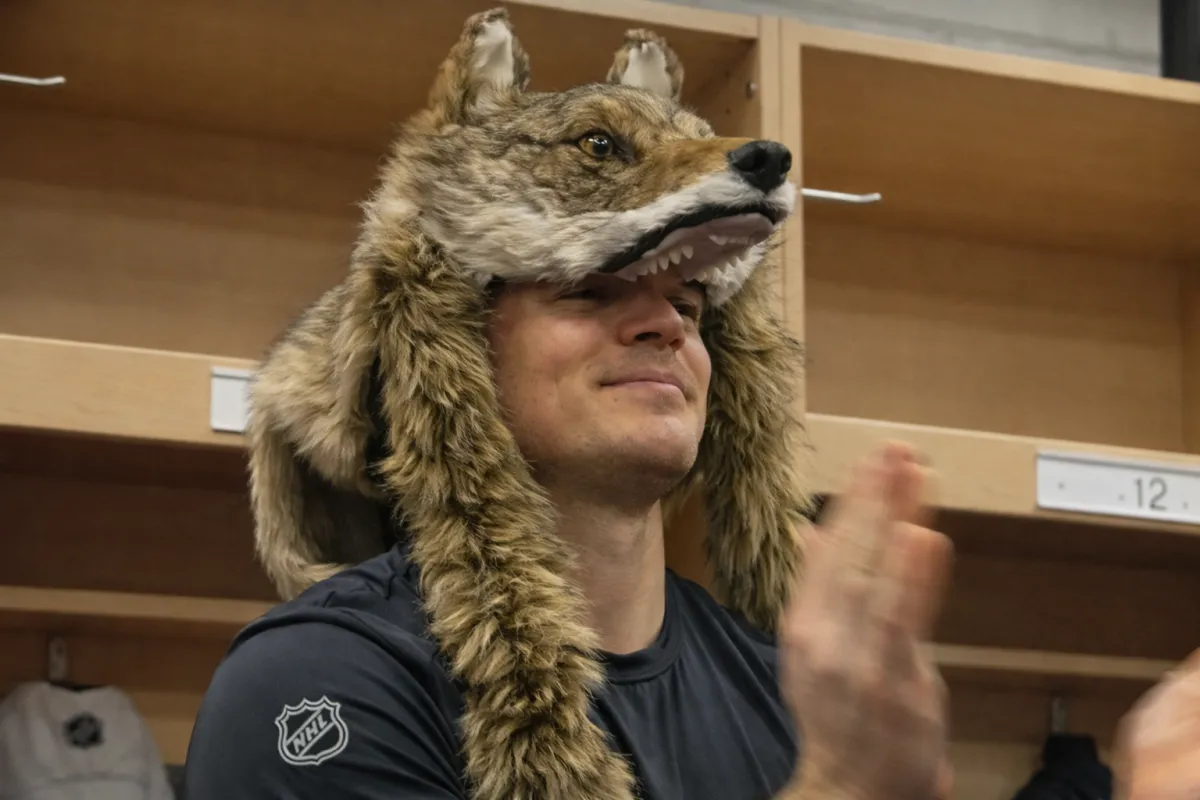 Sc&egrave;ne particuli&egrave;re dans le vestiaire suite au gain et Cole Caufield a dit quelque chose d'inattendu