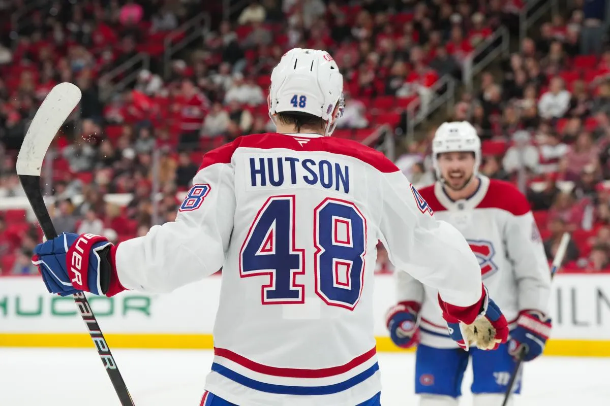 Le 1er janvier 2026, &agrave; Raleigh, en Caroline du Nord, aux &Eacute;tats-Unis, le d&eacute;fenseur des Canadiens de Montr&eacute;al, Lane Hutson (48), c&eacute;l&egrave;bre son but en cage vide avec le d&eacute;fenseur Alexandre Carrier (45) contre les Hurricanes de la Caroline, lors du troisi&egrave;me tiers-temps, au Lenovo Center.