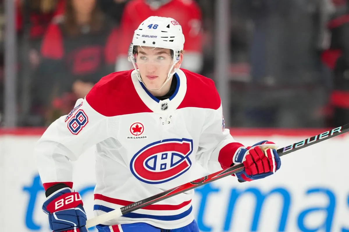 Le 1er janvier 2026, &agrave; Raleigh, en Caroline du Nord, aux &Eacute;tats-Unis, le d&eacute;fenseur des Canadiens de Montr&eacute;al, Lane Hutson (48), patine lors de l'&eacute;chauffement avant le match contre les Hurricanes de la Caroline au Lenovo Center.