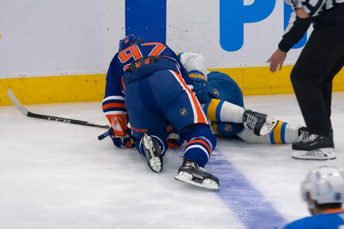 Sc&egrave;ne tr&egrave;s inqui&eacute;tante impliquant Connor McDavid, qui rappelle la blessure &agrave; Kaiden Guhle