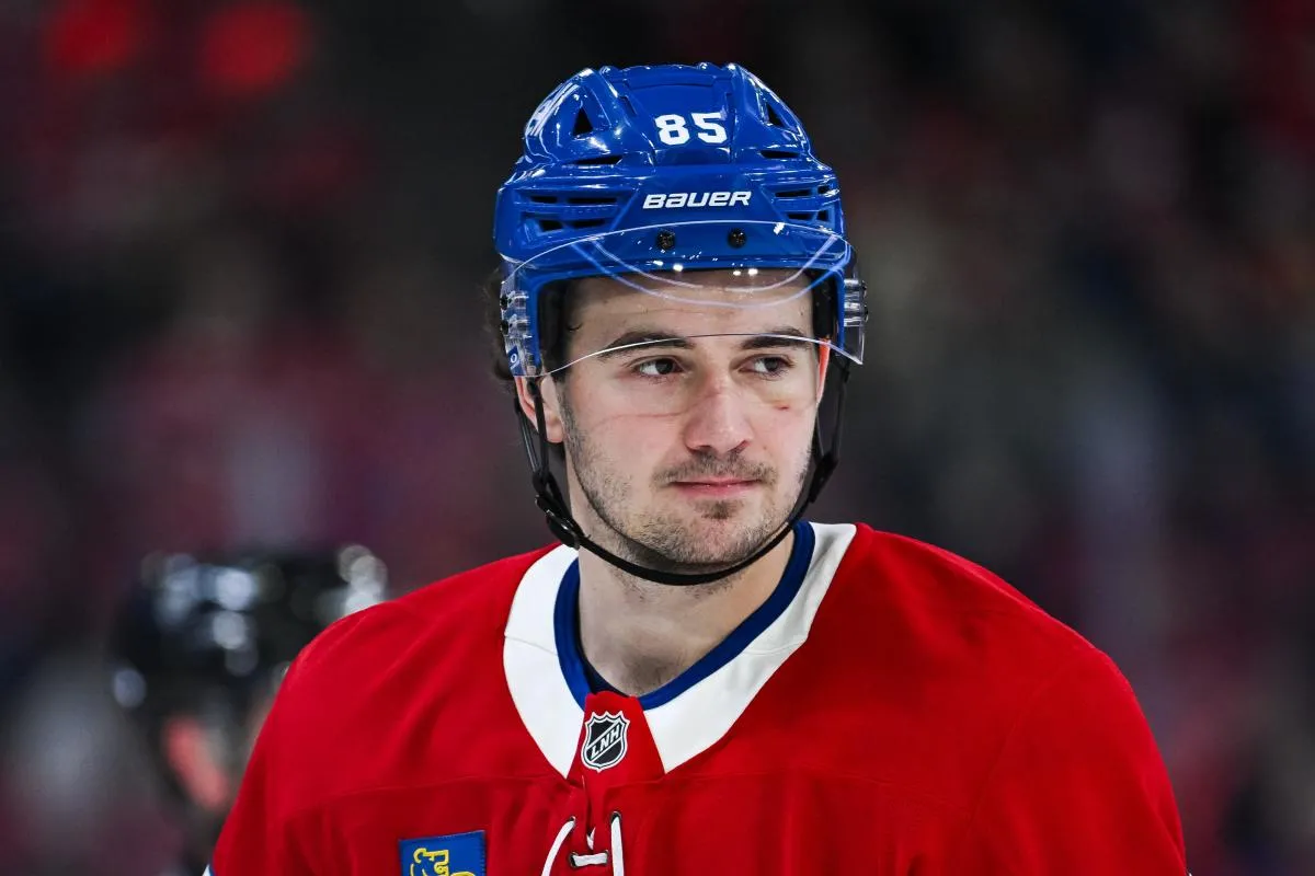 Le 10 janvier 2026, &agrave; Montr&eacute;al, au Qu&eacute;bec, Alexandre Texier (85), ailier gauche des Canadiens de Montr&eacute;al, regarde le match contre les Red Wings de D&eacute;troit au Bell Centre.
