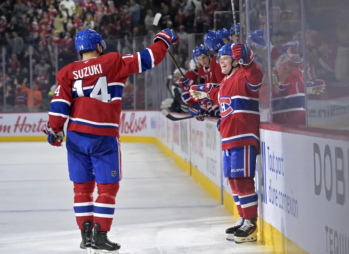 L'attaquant des Canadiens de Montr&eacute;al, Cole Caufield (13), c&eacute;l&egrave;bre avec son co&eacute;quipier, l'attaquant Nick Suzuki (14), apr&egrave;s avoir marqu&eacute; un but contre le Kraken de Seattle en deuxi&egrave;me p&eacute;riode au Centre Bell.