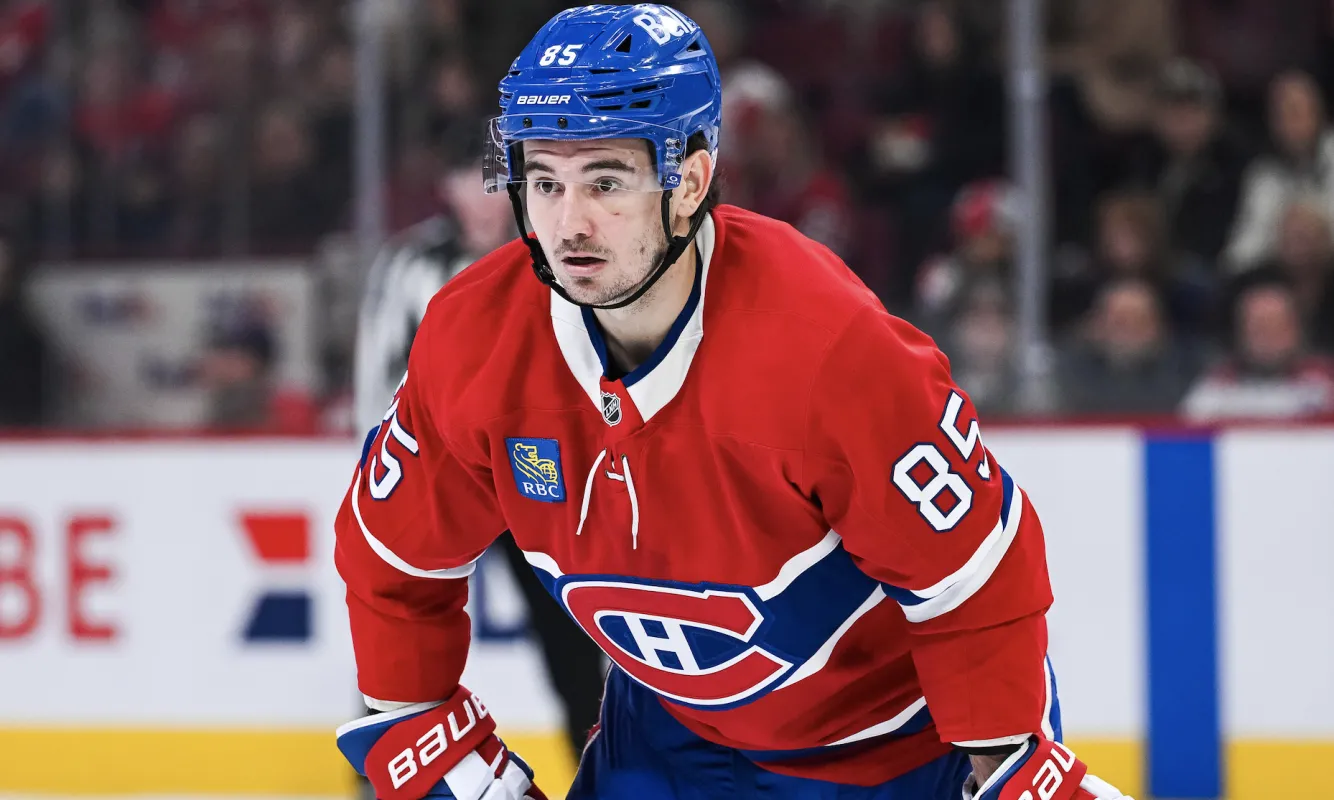 Alexandre Texier (85), ailier gauche des Canadiens de Montr&eacute;al, attend la mise au jeu contre les Red Wings de D&eacute;troit au cours de la troisi&egrave;me p&eacute;riode au Centre Bell.