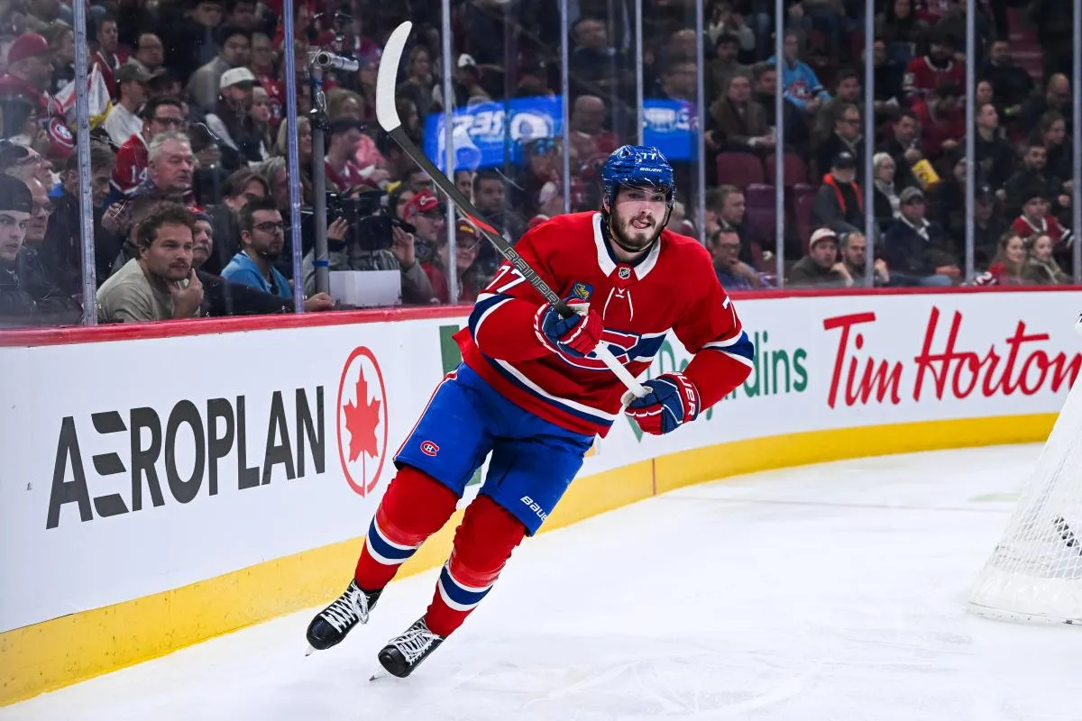 le centre des Canadiens de Montr&eacute;al, Kirby Dach (77), patine contre les Kings de Los Angeles lors de la troisi&egrave;me p&eacute;riode au Centre Bell.