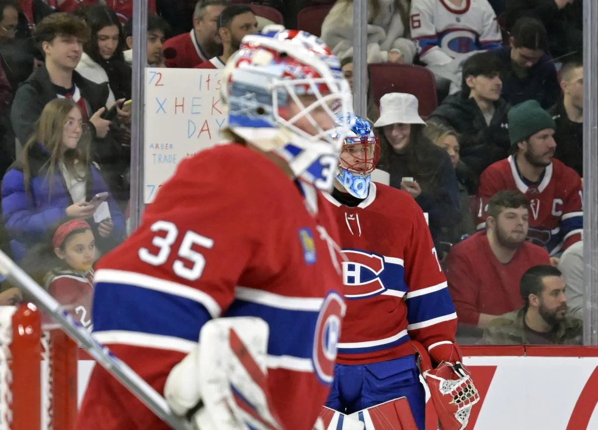 Les gardiens de but des Canadiens de Montr&eacute;al, Sam Montembeault (35) et Jakub Dobes (75), durant l'&eacute;chauffement avant le match contre les Canucks de Vancouver au Centre Bell.