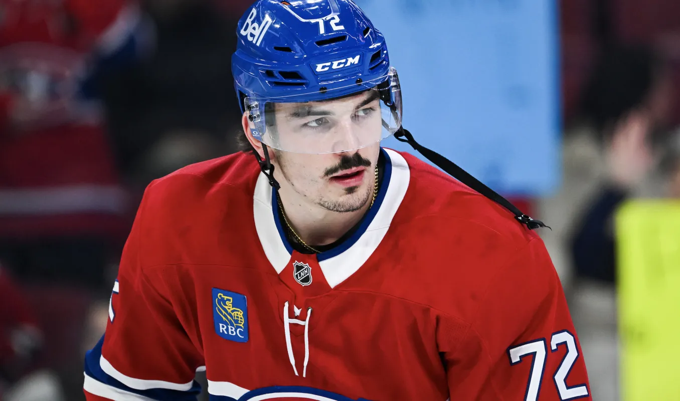 Le d&eacute;fenseur des Canadiens de Montr&eacute;al Arber Xhekaj (72) observe l'&eacute;chauffement avant le match contre les Stars de Dallas au Centre Bell.