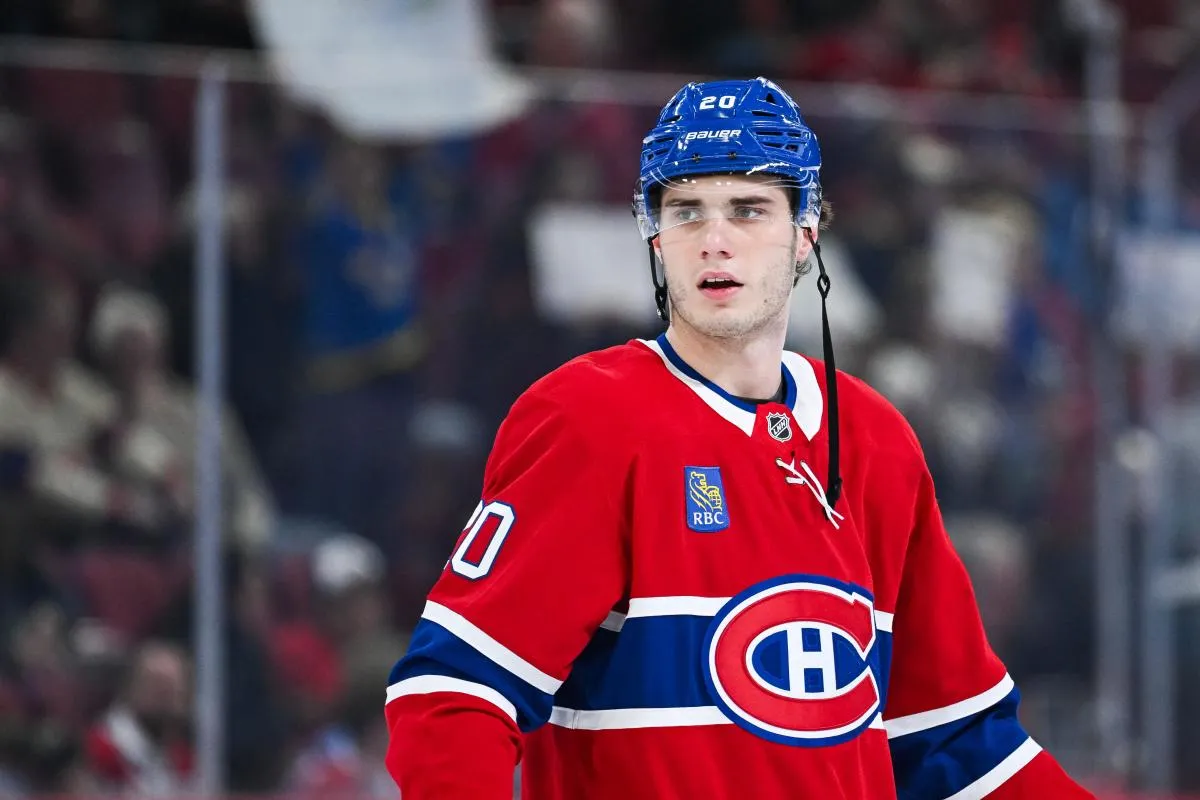 Le 12 janvier 2026, &agrave; Montr&eacute;al, au Qu&eacute;bec, le joueur de gauche des Canadiens de Montr&eacute;al, Juraj Slafkovsky (20 ans), regarde ses co&eacute;quipiers s'&eacute;chauffer avant le match contre les Canucks de Vancouver, au Centre Bell.