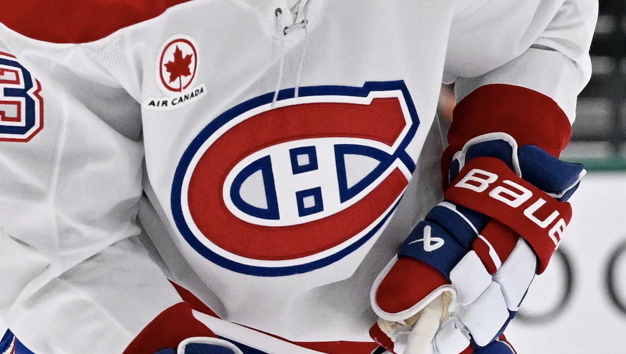 Le d&eacute;fenseur des Canadiens de Montr&eacute;al Arber Xhekaj (72) observe l'&eacute;chauffement avant le match contre les Stars de Dallas au Centre Bell.