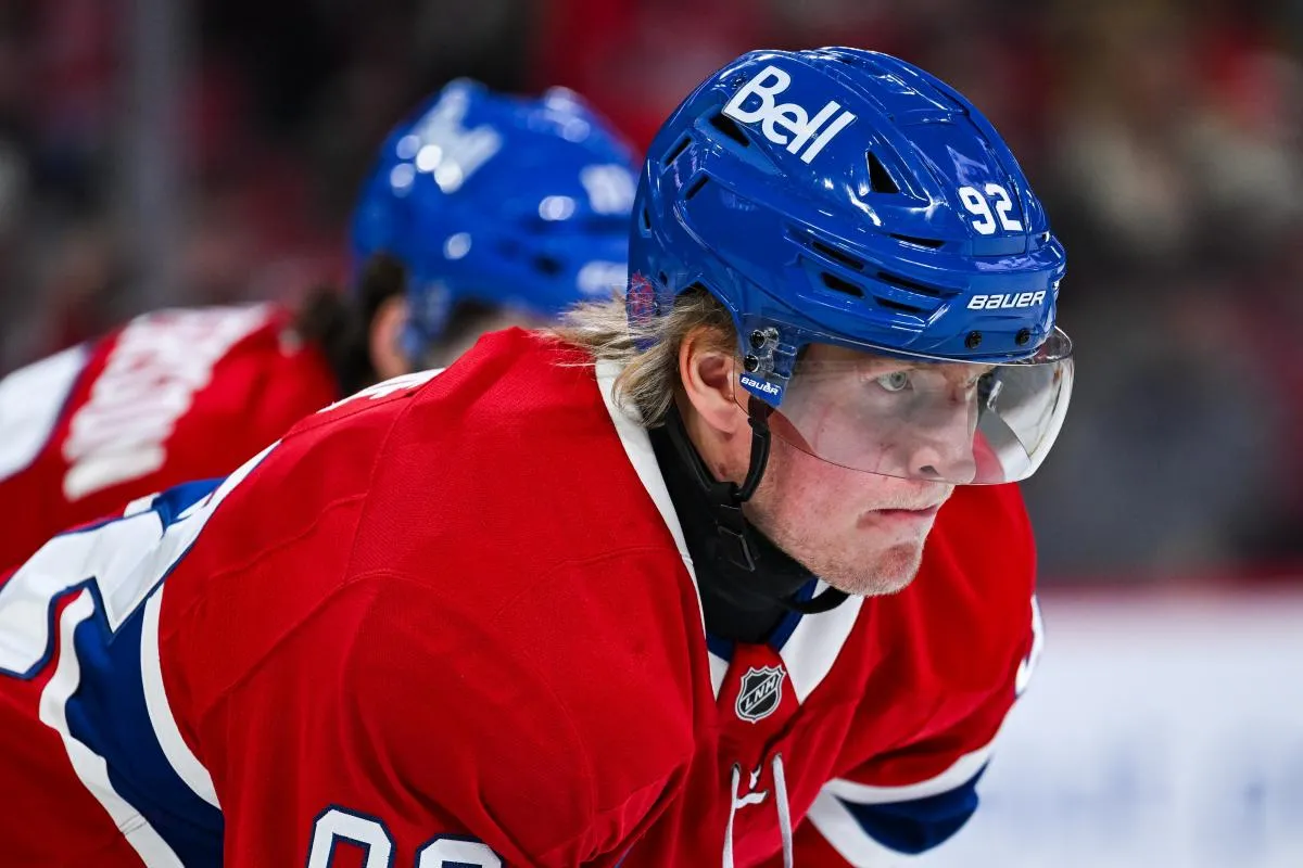Patrik Laine, ailier droit des Canadiens de Montr&eacute;al (92), regarde le match contre les Predators de Nashville au Centre Bell.