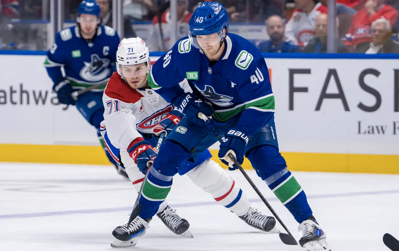 L'attaquant des Canadiens de Montr&eacute;al Jake Evans (71) donne un coup de crosse &agrave; l'attaquant des Canucks de Vancouver Elias Pettersson (40) au cours de la premi&egrave;re p&eacute;riode &agrave; la Rogers Arena.