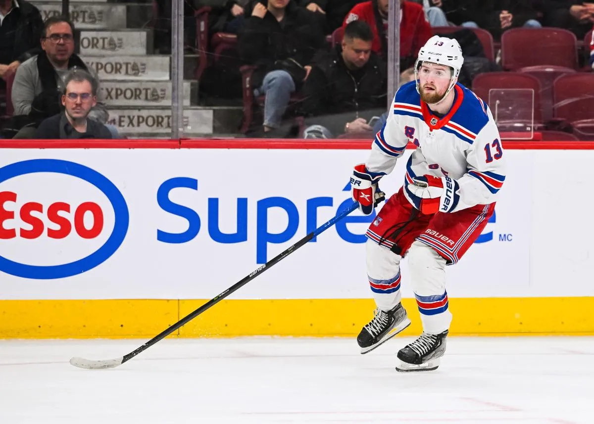 le joueur de gauche des New York Rangers, Alexis Lafreni&egrave;re (13), affronte les Montr&eacute;al Canadiens lors de la troisi&egrave;me p&eacute;riode au Centre Bell.