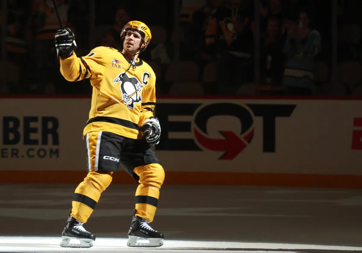 Le 15 janvier 2026, &agrave; Pittsburgh, en Pennsylvanie, aux &Eacute;tats-Unis, le centre des Pittsburgh Penguins, Sidney Crosby (87), r&eacute;agit apr&egrave;s avoir &eacute;t&eacute; nomm&eacute; premier &eacute;toile du match contre les Philadelphia Flyers, au PPG Paints Arena.