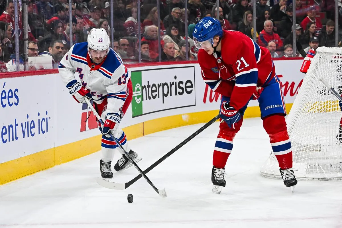 L'ailier gauche des Rangers de New York, Alexis Lafreni&egrave;re (13), joue la rondelle contre le d&eacute;fenseur des Canadiens de Montr&eacute;al, Kaiden Guhle (21), durant la premi&egrave;re p&eacute;riode au Centre Bell.