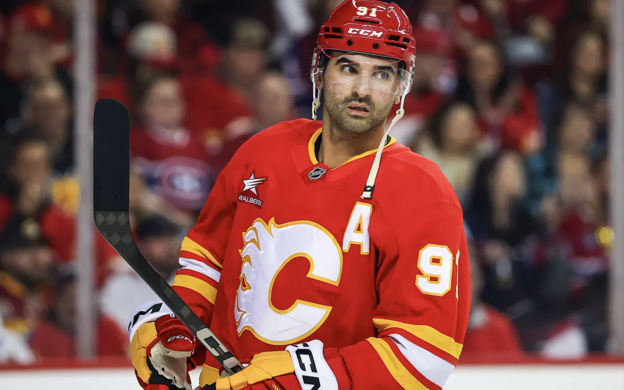 Le centre des Flames de Calgary Nazem Kadri (91) contre les Canadiens de Montr&eacute;al pendant la premi&egrave;re p&eacute;riode au Scotiabank Saddledome.