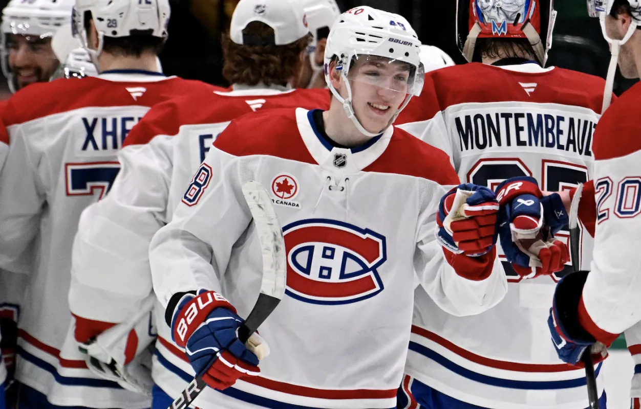 Le d&eacute;fenseur des Canadiens de Montr&eacute;al Lane Hutson (48) c&eacute;l&egrave;bre avec l'ailier gauche Juraj Slafkovsky (20) apr&egrave;s avoir marqu&eacute; le but d&eacute;cisif contre les Stars de Dallas pendant la prolongation &agrave; l'American Airlines Center.
