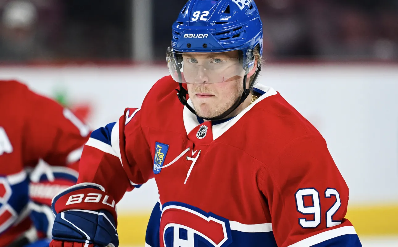 L'ailier droit des Canadiens de Montr&eacute;al, Patrik Laine (92), observe pendant l'&eacute;chauffement avant le match contre les Devils du New Jersey au Centre Bell.