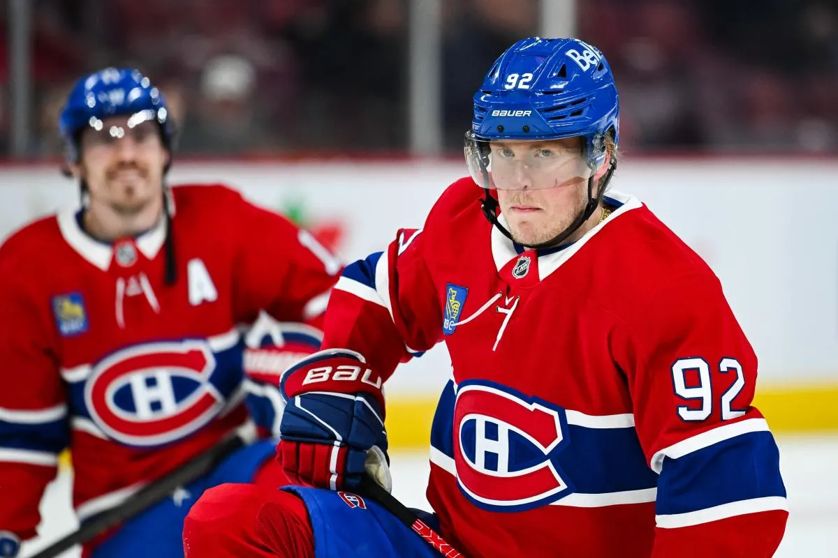 Patrik Laine (92), ailier droit des Canadiens de Montr&eacute;al, observe l'&eacute;chauffement avant le match contre les Devils du New Jersey au Centre Bell.