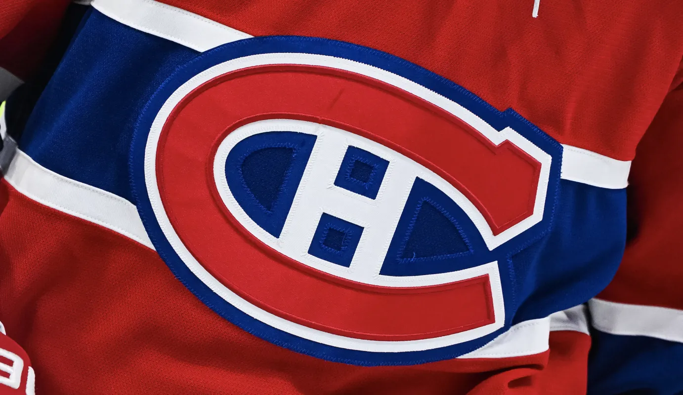 Vue du logo des Canadiens de Montr&eacute;al sur le maillot port&eacute; par un membre de l'&eacute;quipe pendant l'&eacute;chauffement avant le match contre les Penguins de Pittsburgh au Centre Bell.