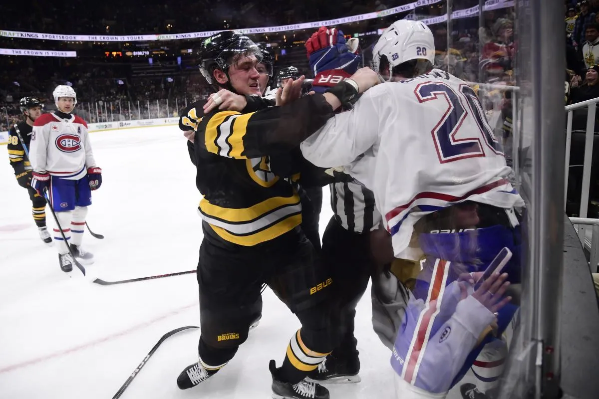 le d&eacute;fenseur des Bruins de Boston, Nikita Zadorov (91), se bat avec l'ailier gauche des Canadiens de Montr&eacute;al, Juraj Slafkovsk&yacute; (20), durant la troisi&egrave;me p&eacute;riode au TD Garden.