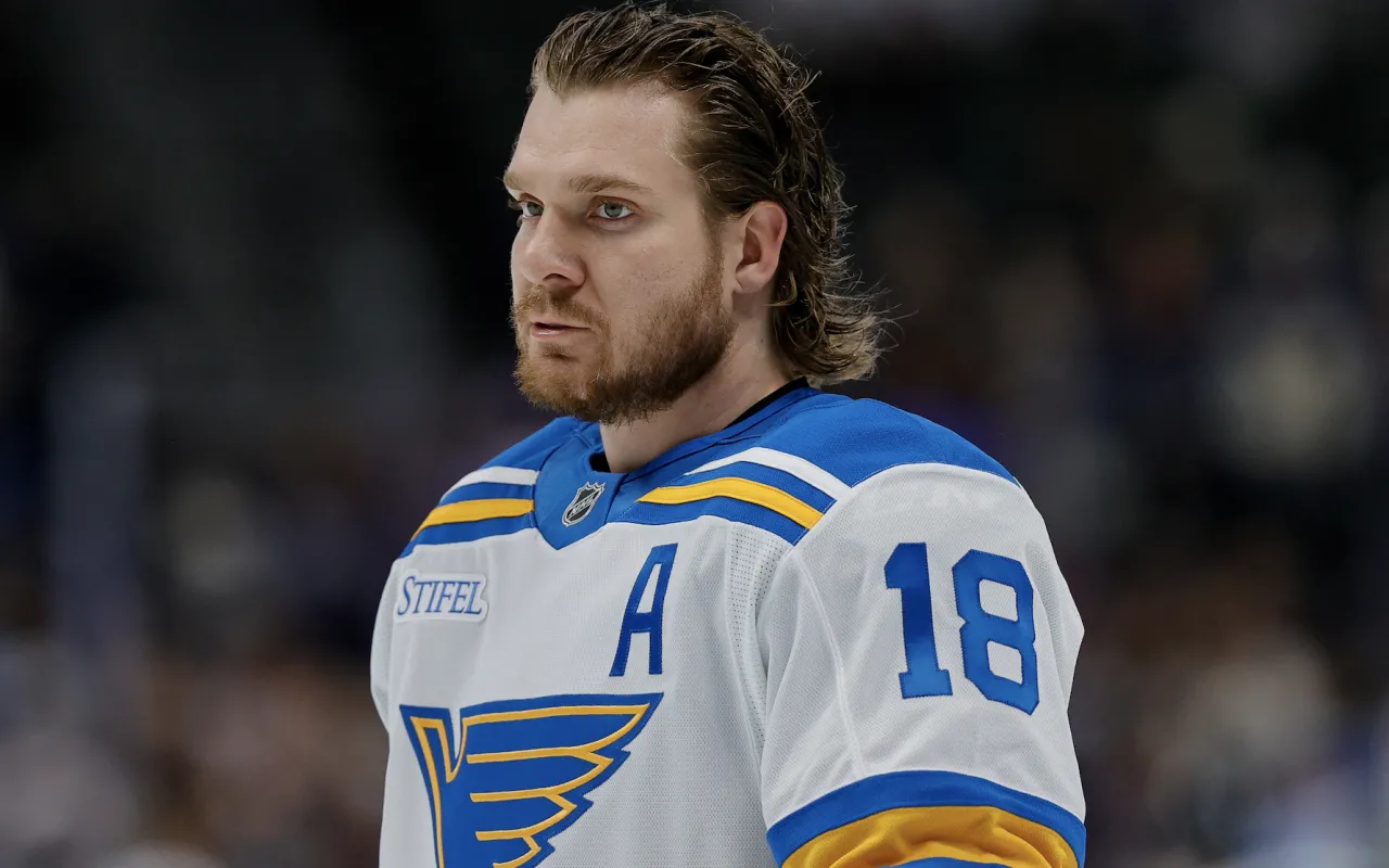 Robert Thomas (18), centre des Blues de Saint-Louis, avant le match contre l'Avalanche du Colorado &agrave; la Ball Arena.
