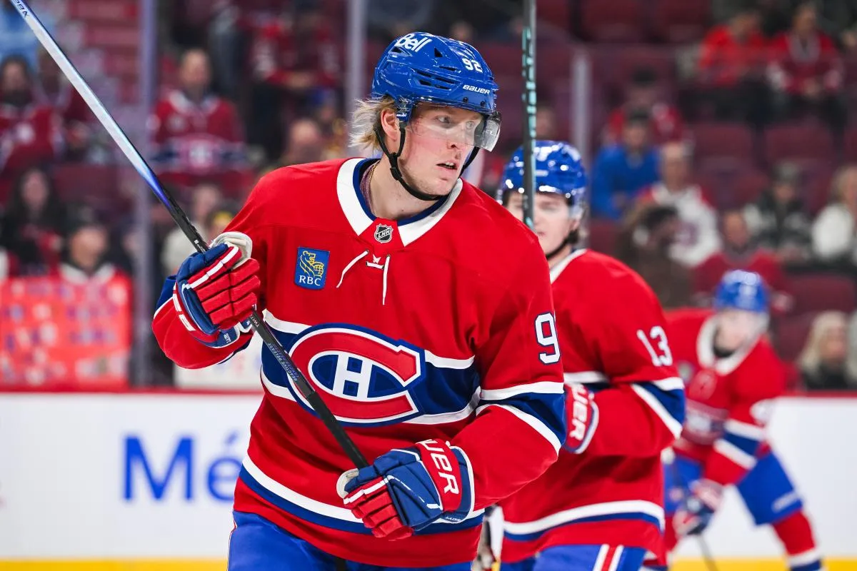 Patrik Laine (92), ailier droit des Canadiens de Montr&eacute;al, observe l'&eacute;chauffement avant le match contre les Predators de Nashville au Centre Bell.