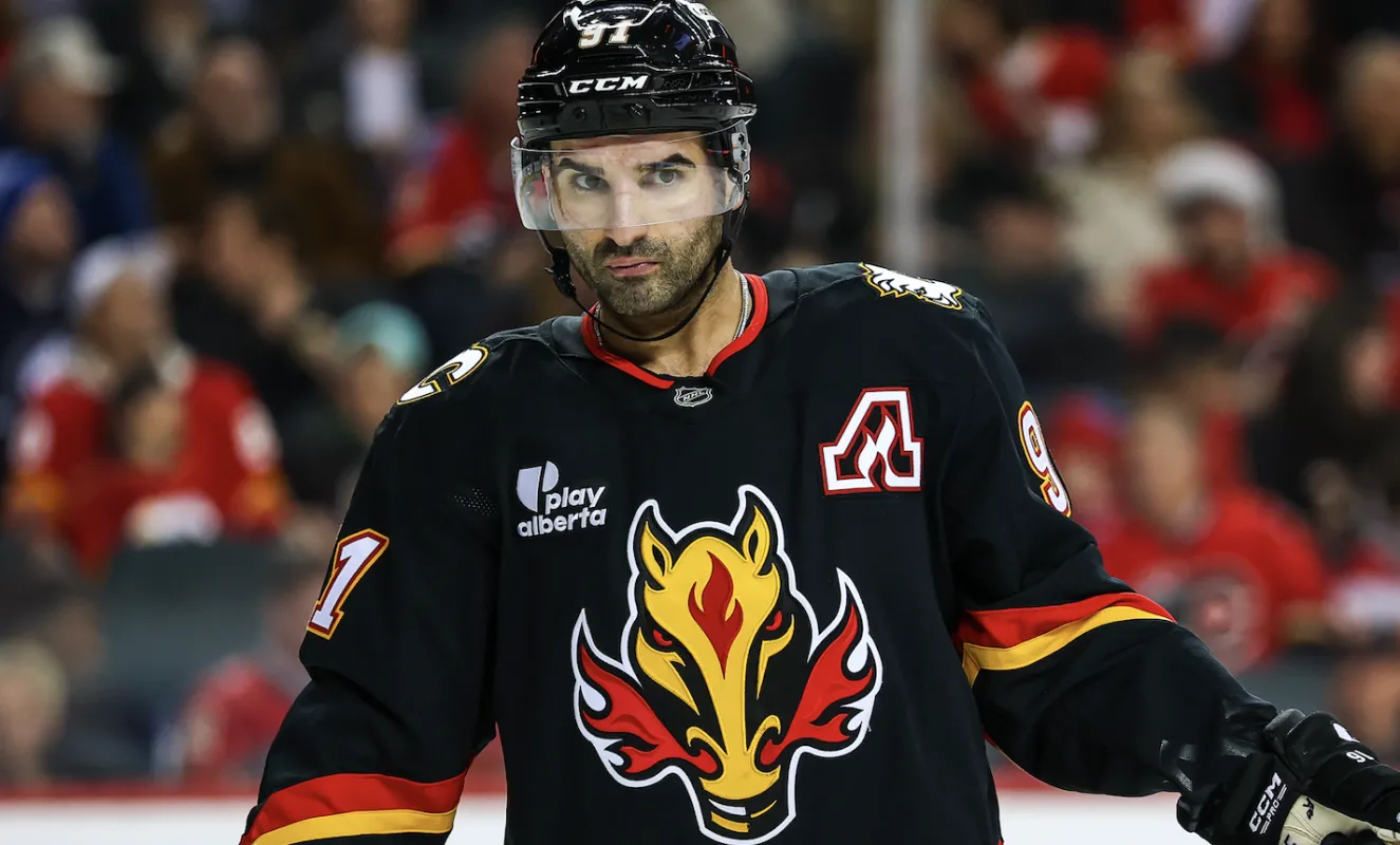 Le centre des Flames de Calgary Nazem Kadri (91) contre les Sabres de Buffalo pendant la deuxi&egrave;me p&eacute;riode au Scotiabank Saddledome.