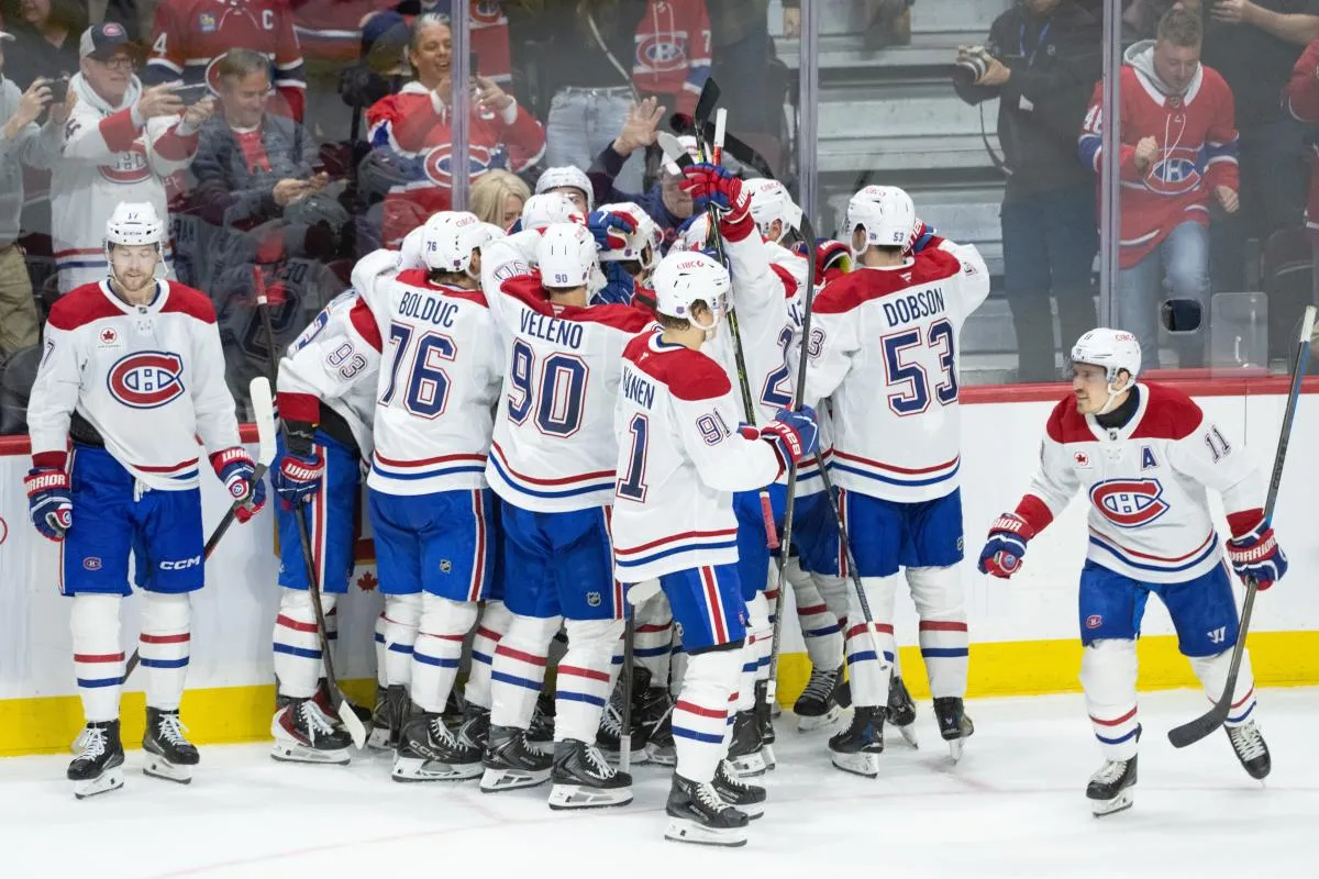 Cole Caufield (13), ailier droit des Canadiens de Montr&eacute;al, c&eacute;l&egrave;bre avec ses co&eacute;quipiers apr&egrave;s avoir marqu&eacute; le but vainqueur en prolongation contre les S&eacute;nateurs d'Ottawa au Centre Canadian Tire.