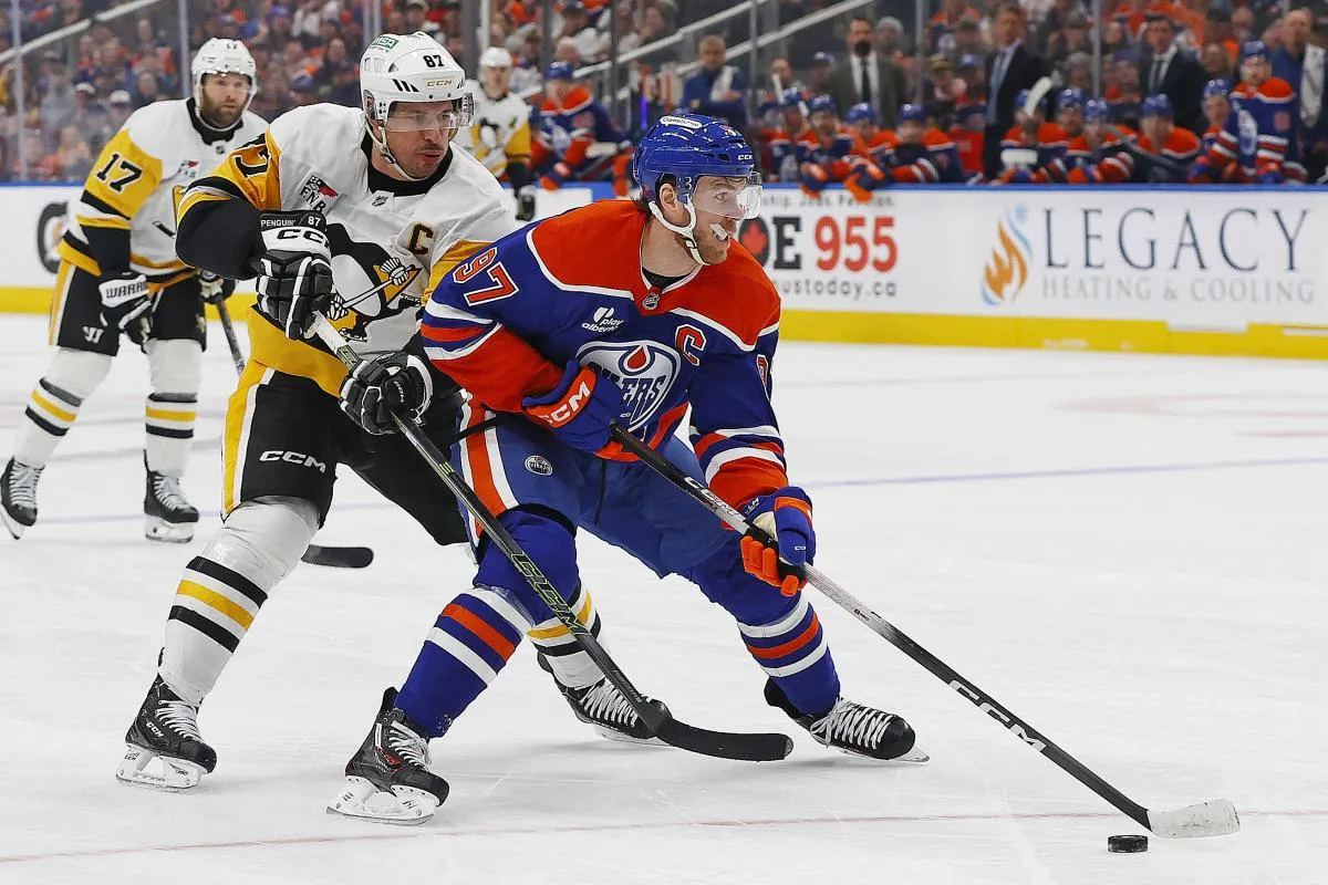 Pittsburgh Penguins forward Sidney Crosby (87) defends Edmonton Oilers forward Connor McDavid (97) during the first period at Rogers Place.
